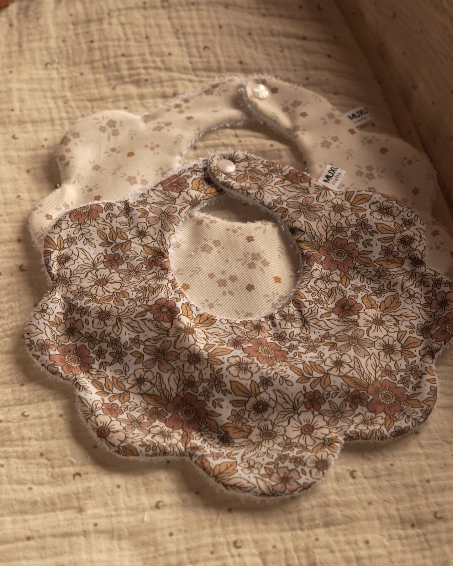 Baberos flor ocre - pack 2