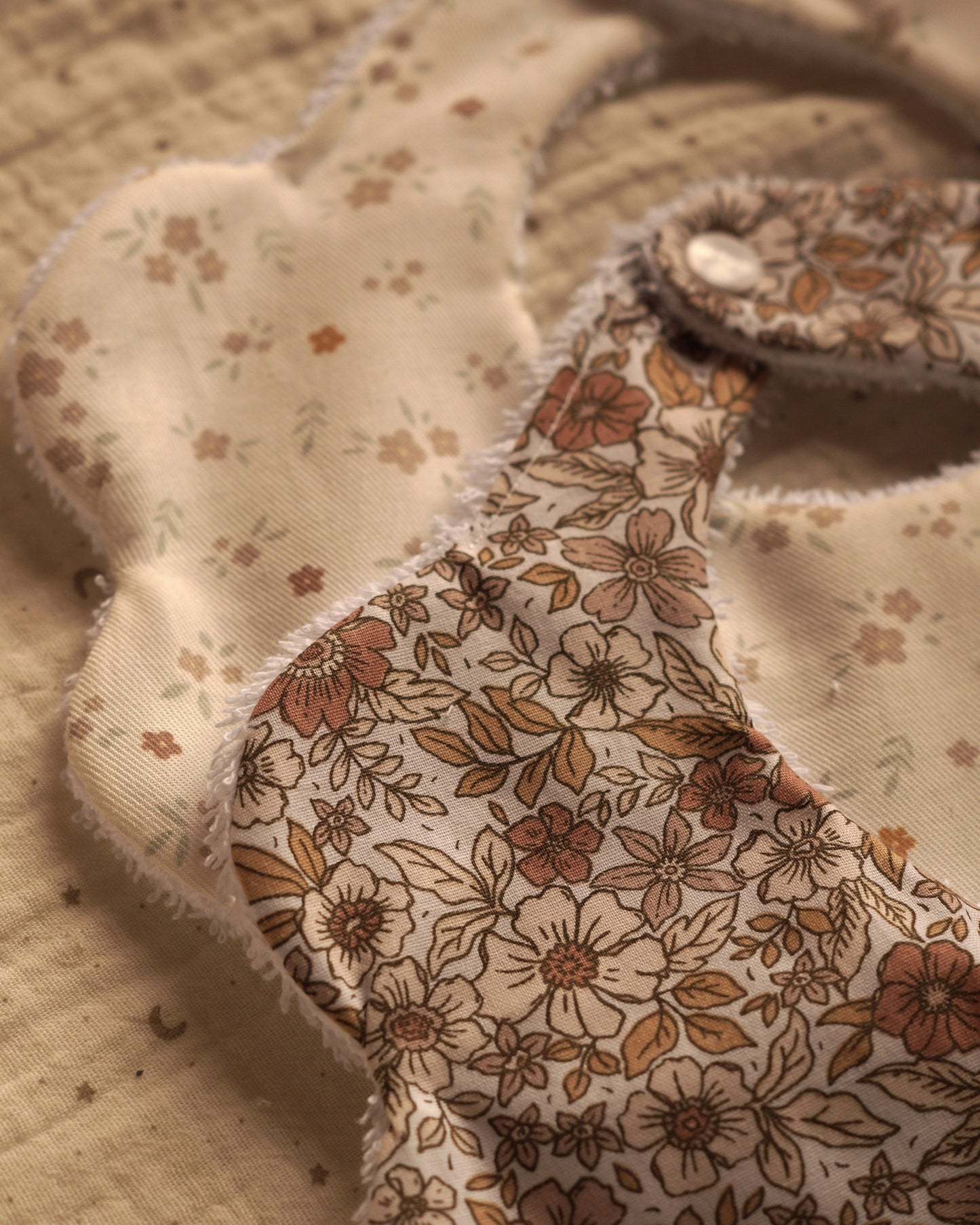 Baberos flor ocre - pack 2