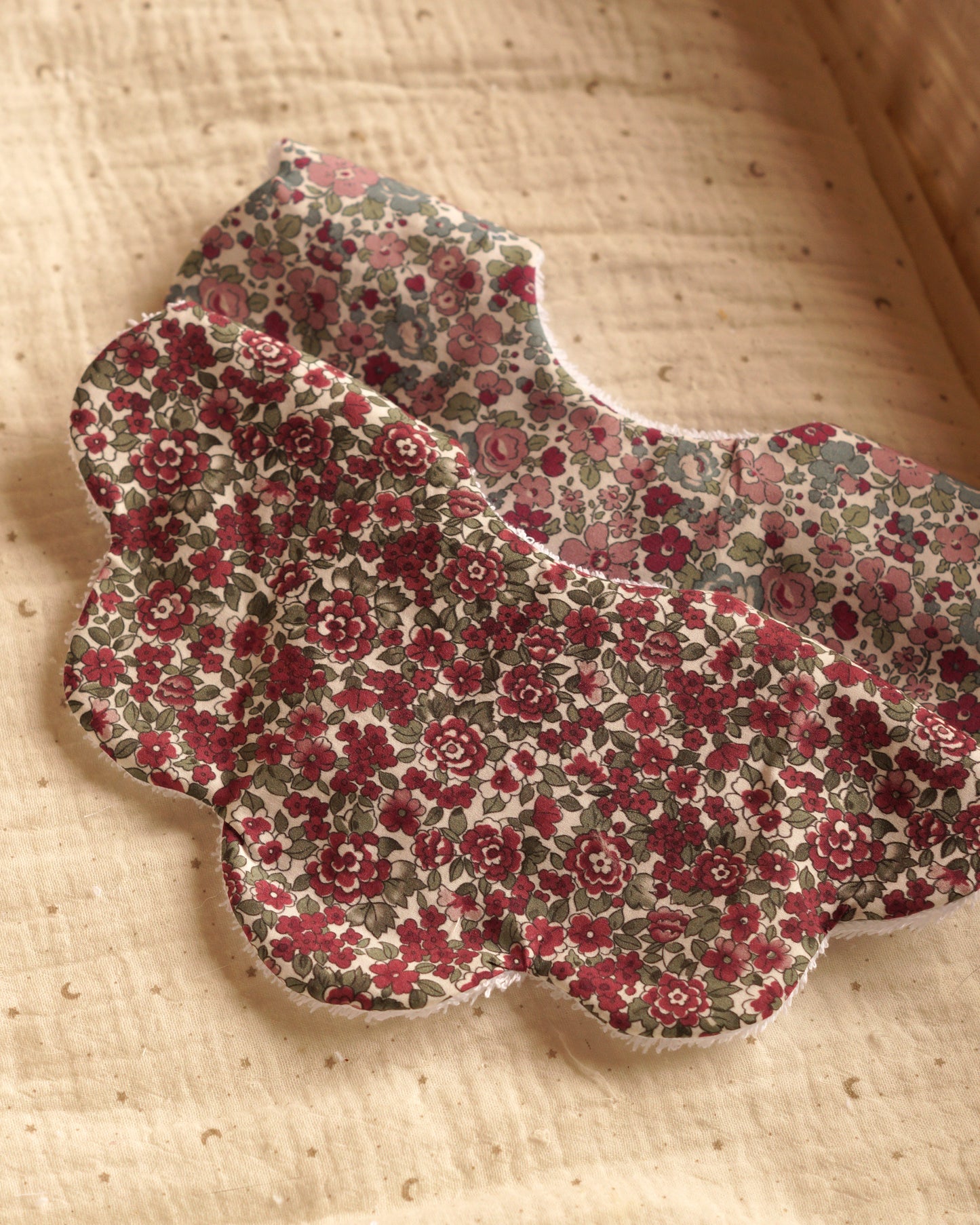 Baberos flor burdeos - pack 2