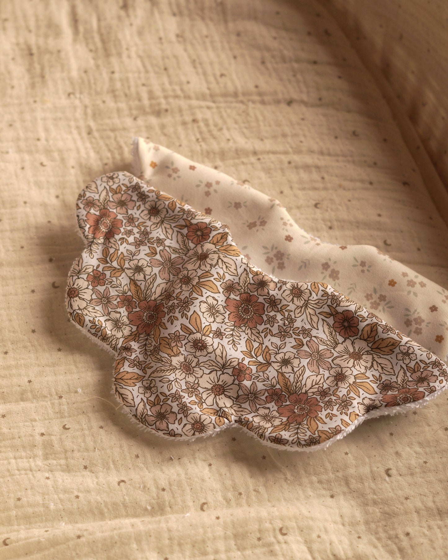 Baberos flor ocre - pack 2